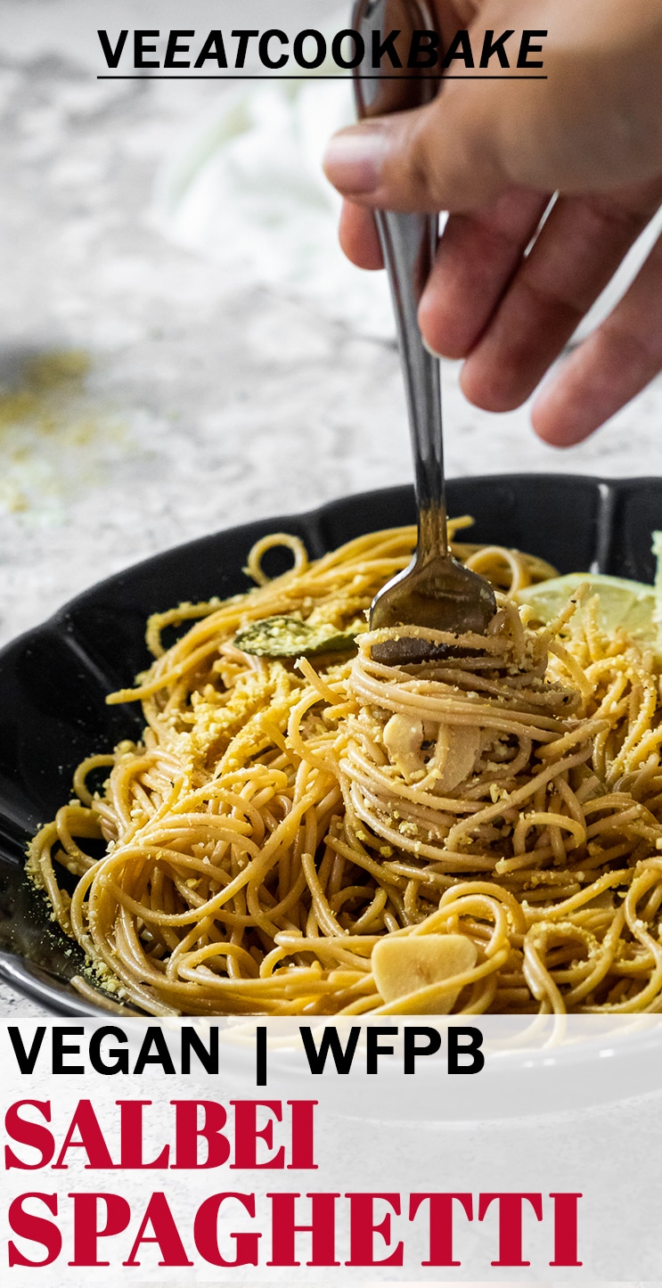 Halten einer Gabel mit Spaghetti in Salbeisauce mit Text