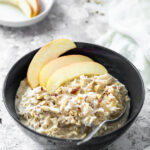 Bircher Müsli in einer Schüssel mit einem Löffel.