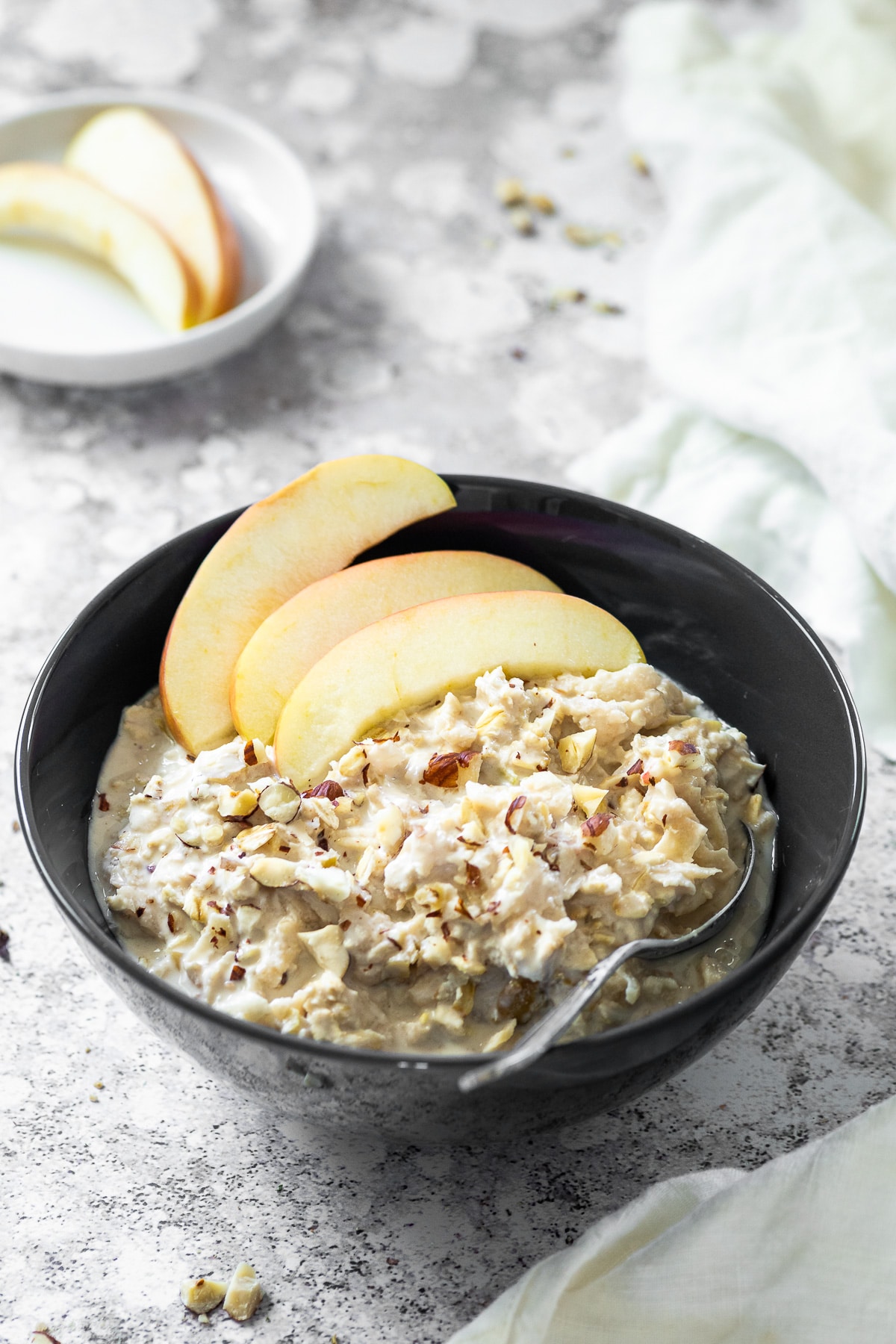 Bircher Müsli in einer Schüssel mit einem Löffel.