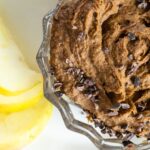 Nahaufnahme einer Schüssel mit Schoko Hummus (Vogelansicht)