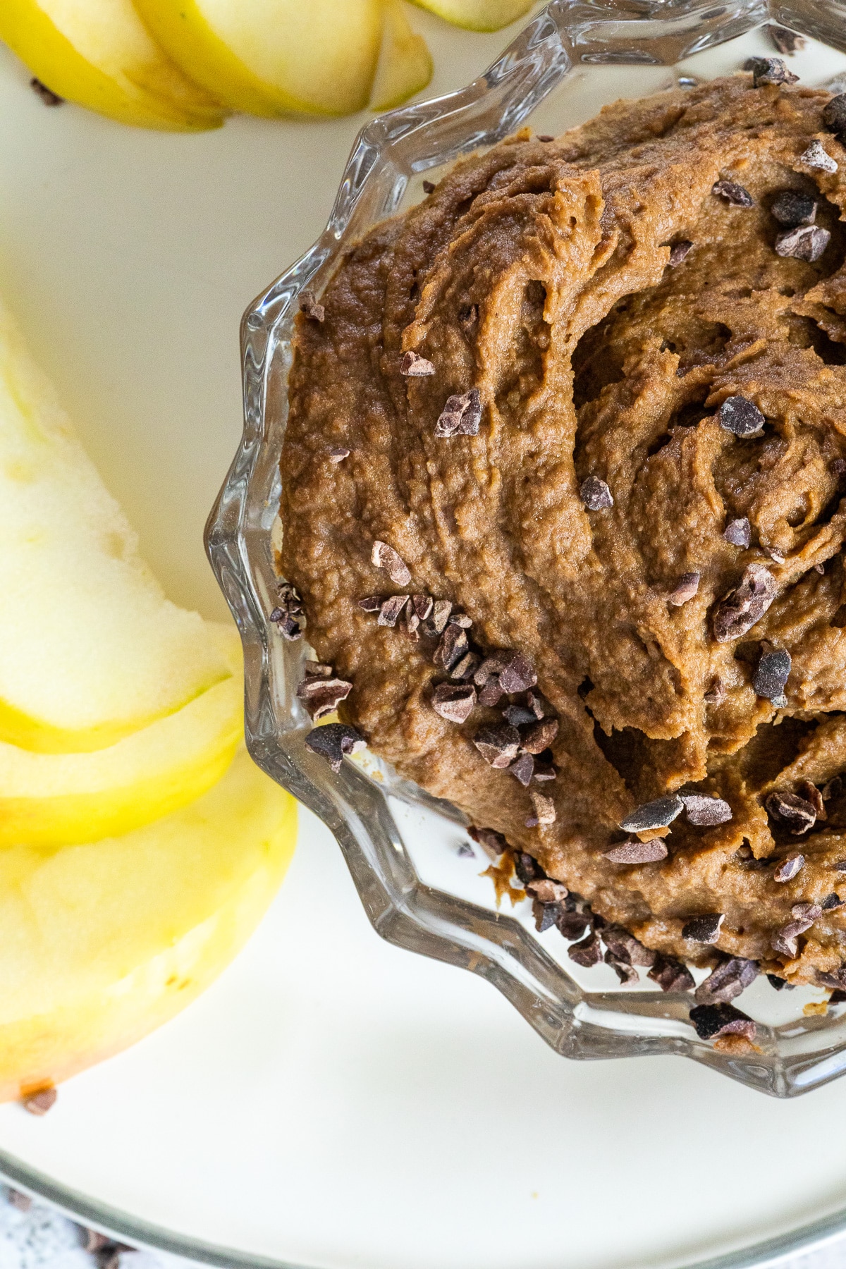 Nahaufnahme einer Schüssel mit Schoko Hummus (Vogelansicht)