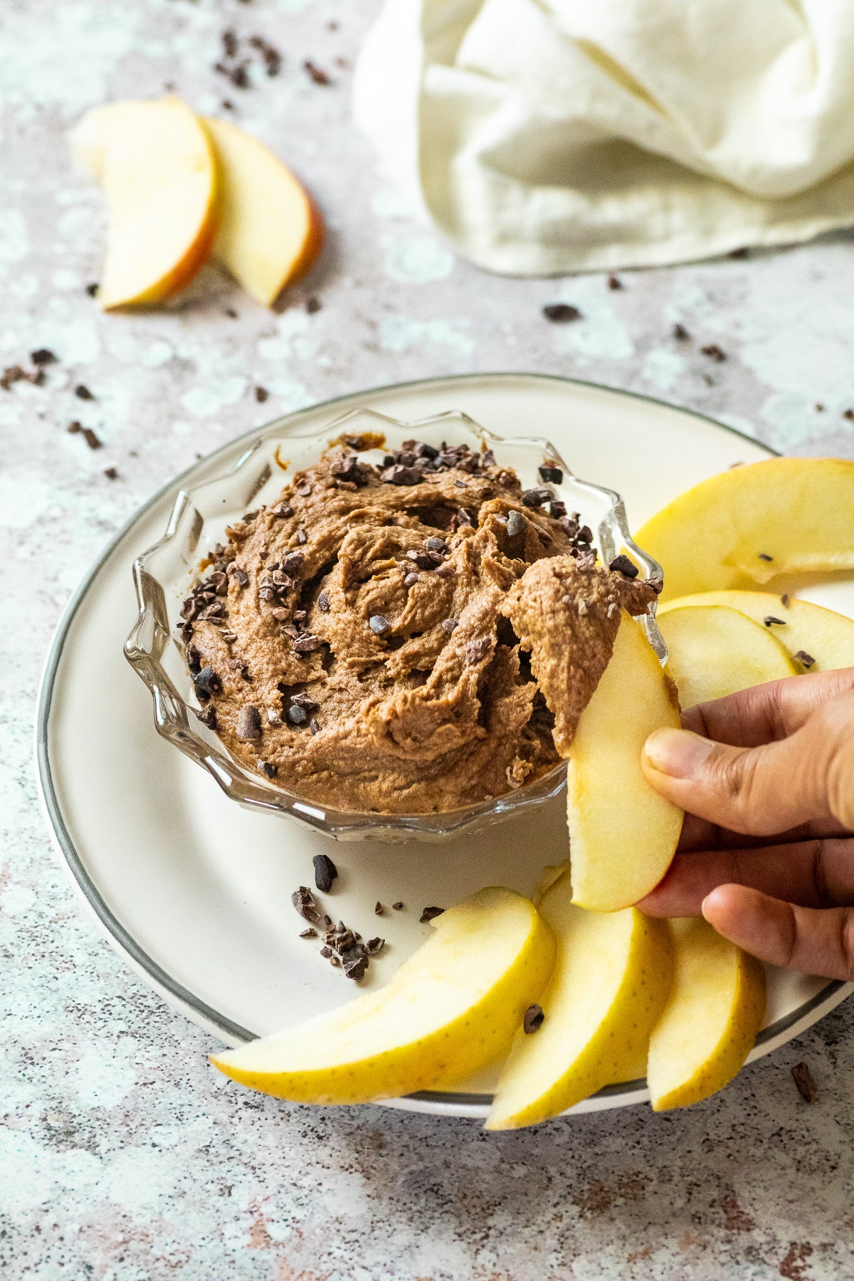 Schüssel mit Brownie Teig darauf