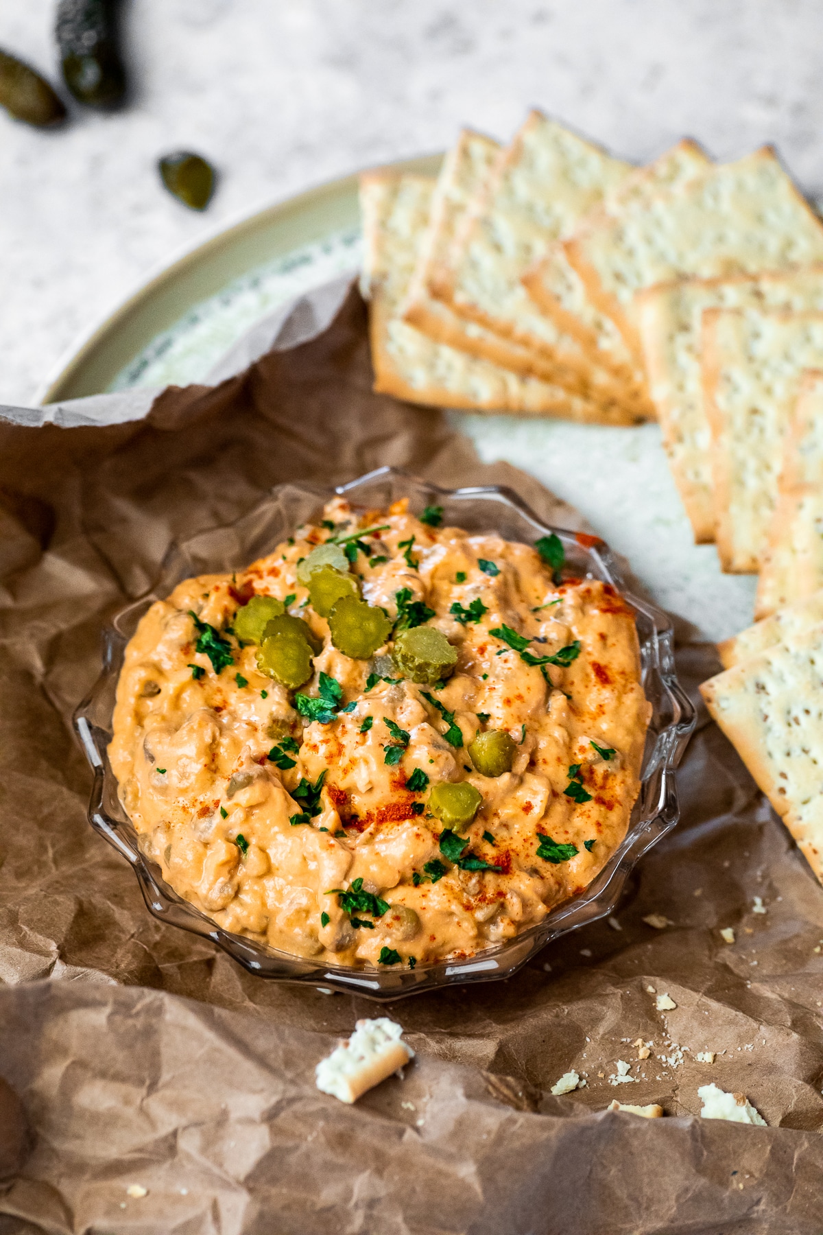 Veganer Cheeseburger Dip in einer Schüssel mit Crackern