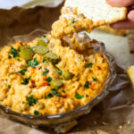 Nahaufnahme des eingetauchten Crackers mit Cheeseburger-Dip