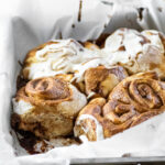 Zimtschnecken-Pfanne mit einer fehlenden Zimtschnecke