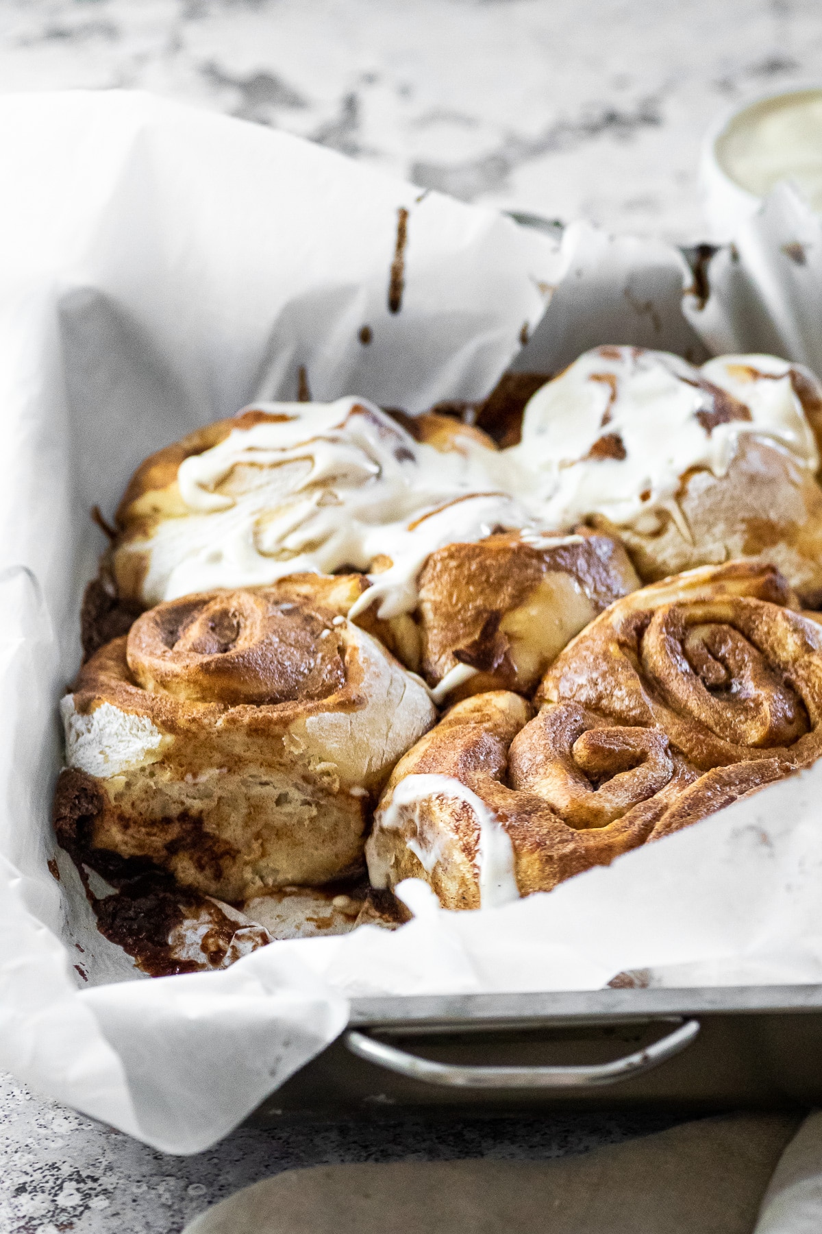 Zimtschnecken-Pfanne mit einer fehlenden Zimtschnecke