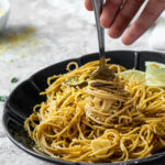 eine Gabel in den Salbei-Spaghetti wird gehalten