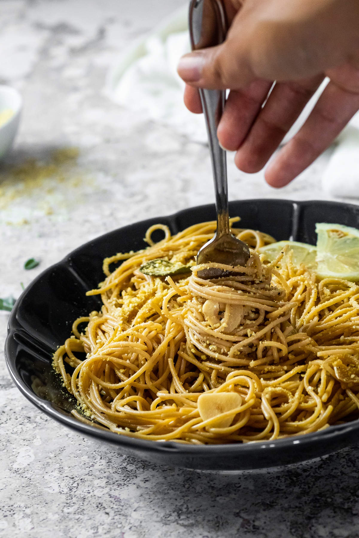 eine Gabel in den Salbei-Spaghetti wird gehalten