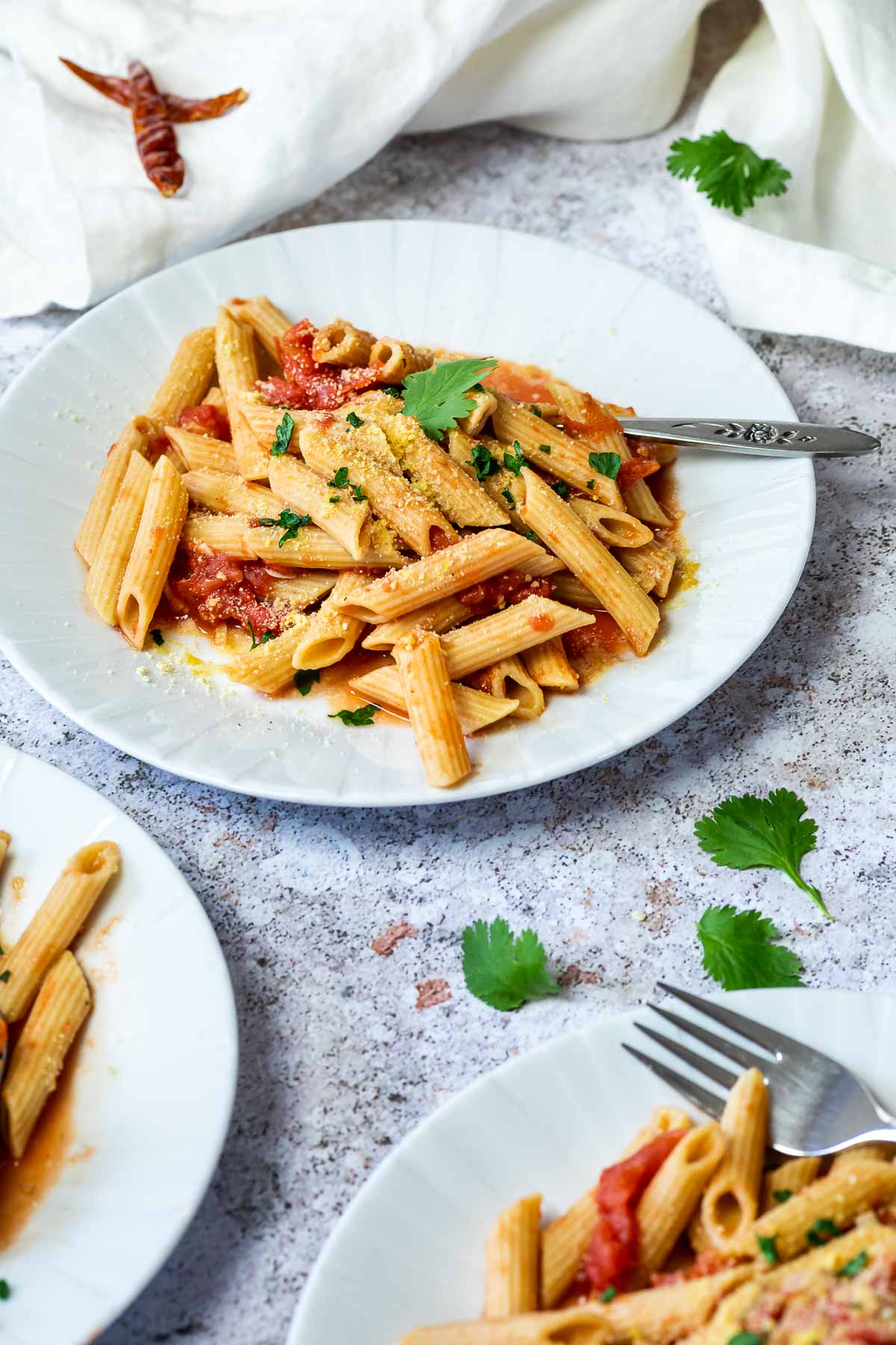 Nahaufnahme einer Platte mit Penne Arrabiata