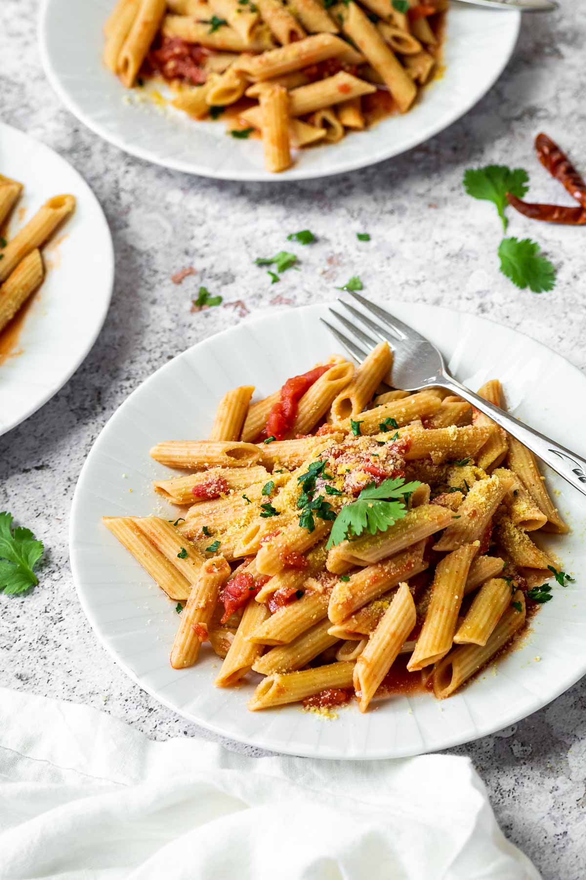 Drei Teller mit Penne in Arrabiata-Sauce