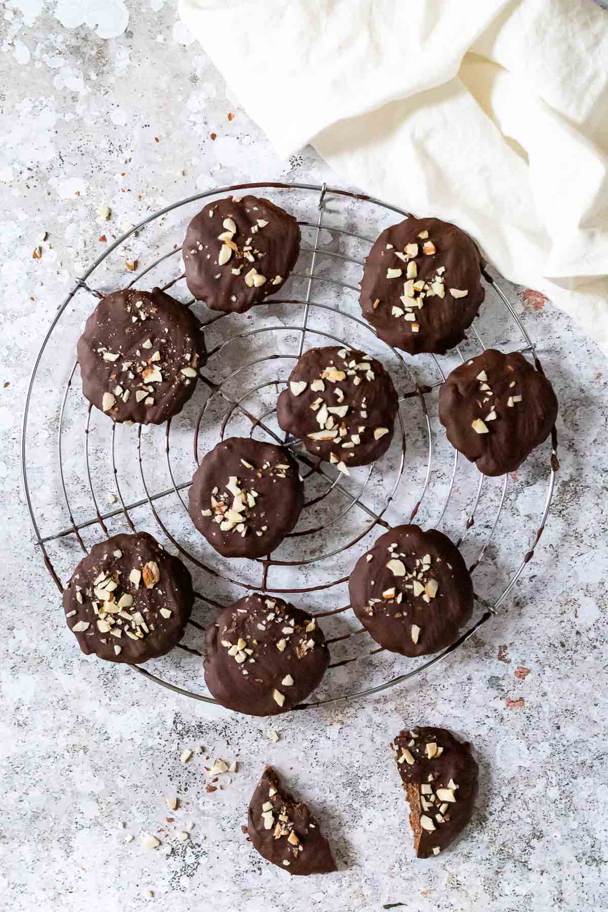 Vogelansicht der veganen Lebkuchen auf einem Drahtgitter.