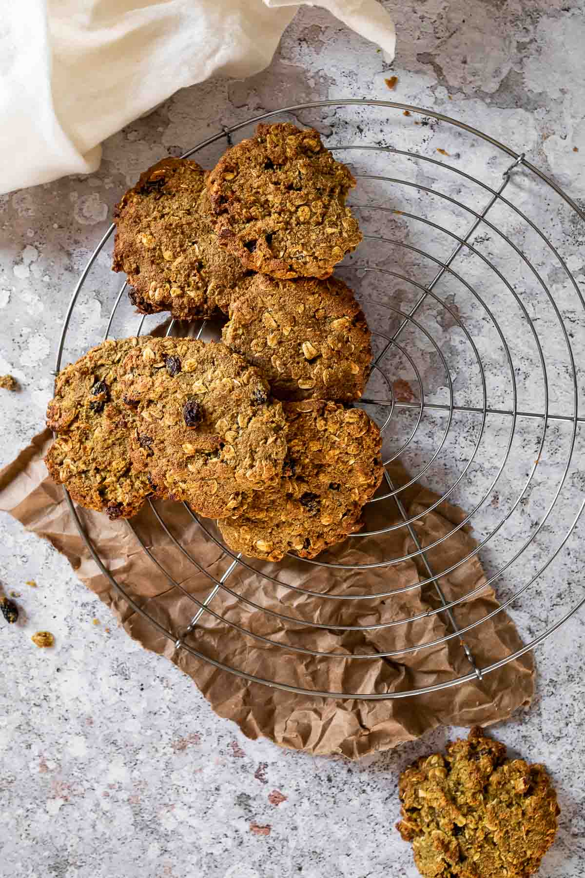 Bird view of a wire rack with vegan oat cookies