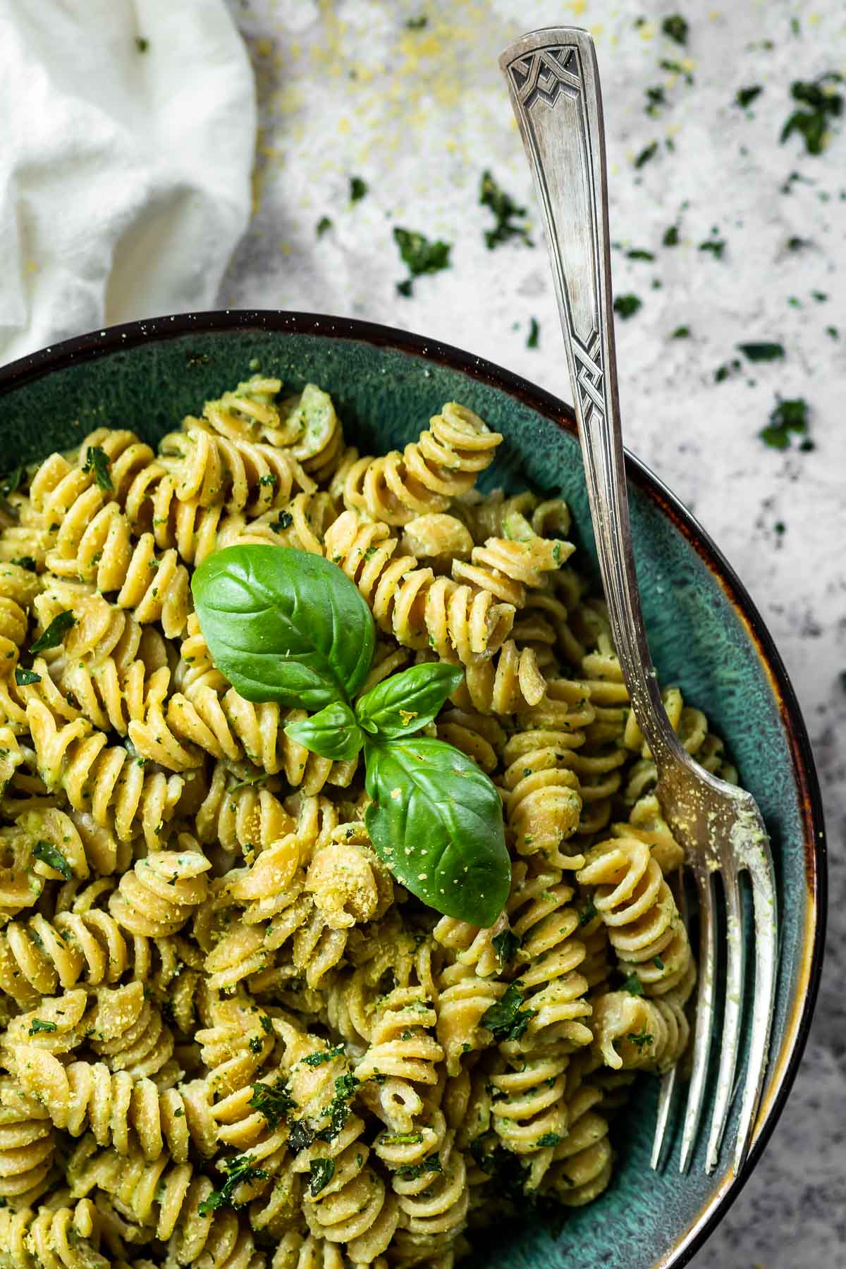 Vegane Pesto-Sahne-Sauce in einer Schüssel mit Nudeln.