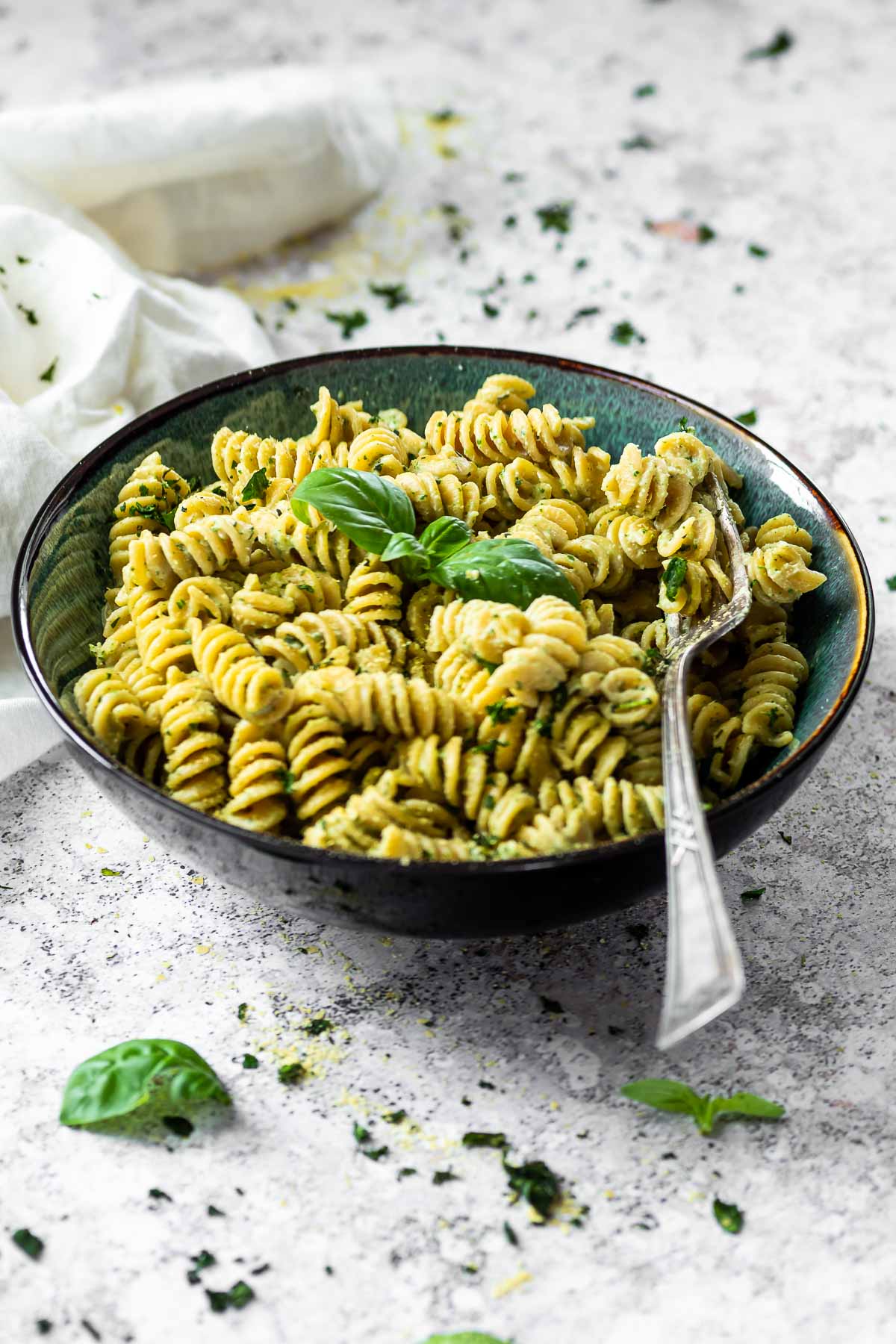 Schüssel Pesto-Sahne-Sauce mit einer Gabel.