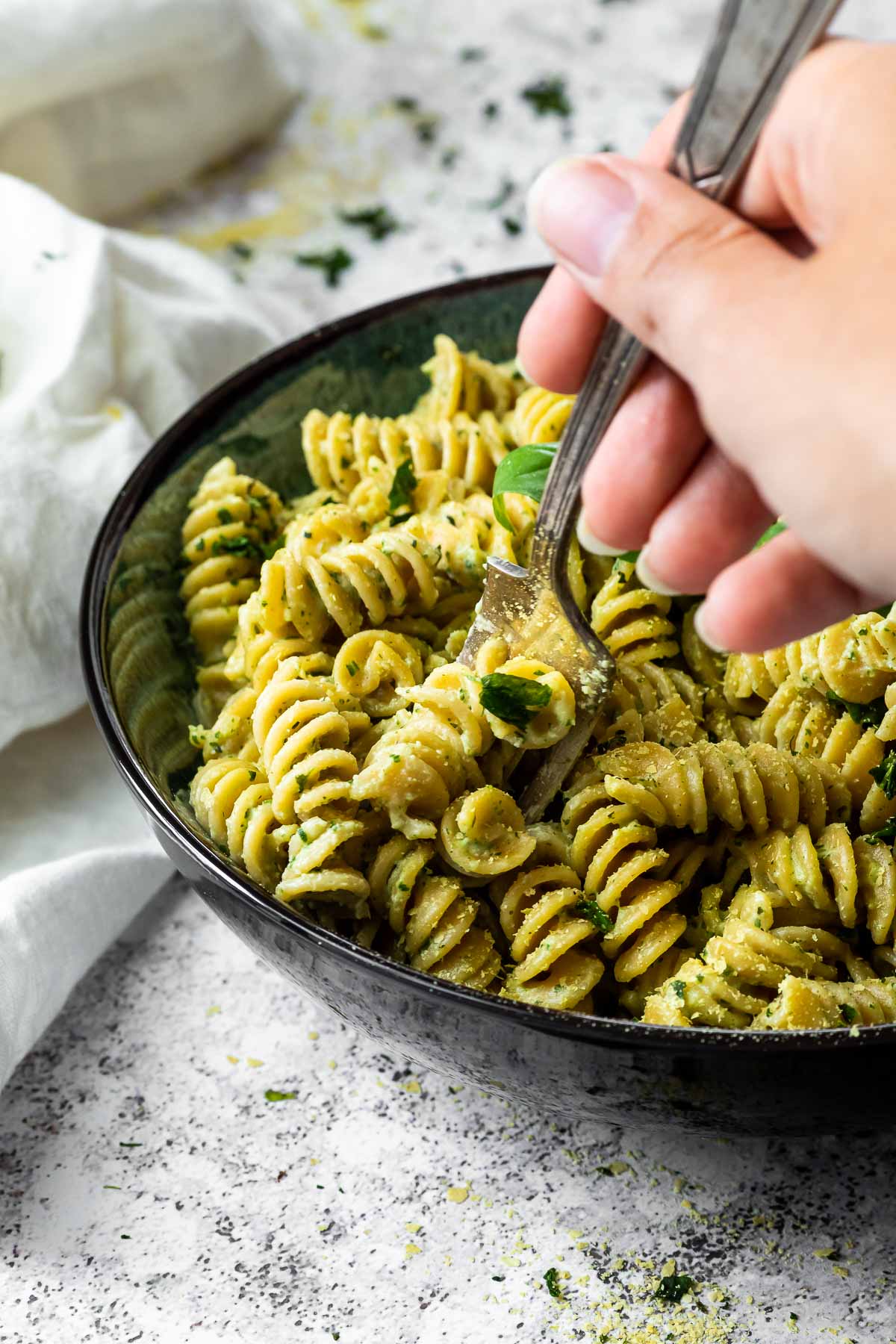 Milchfreies Basilikum-Pesto in einer Schüssel.