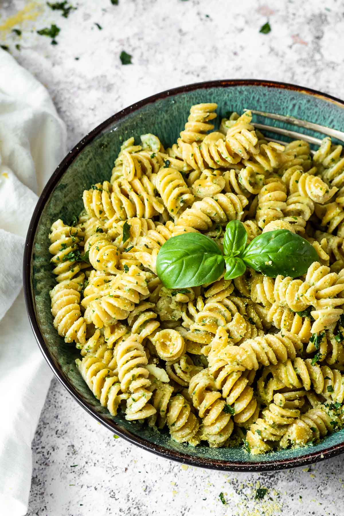 Pesto-Sahne-Sauce mit Nudeln in einer Schüssel serviert.