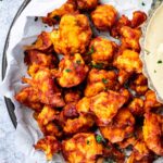 Nahaufnahme eines Tellers voll mit veganen BBQ Wings