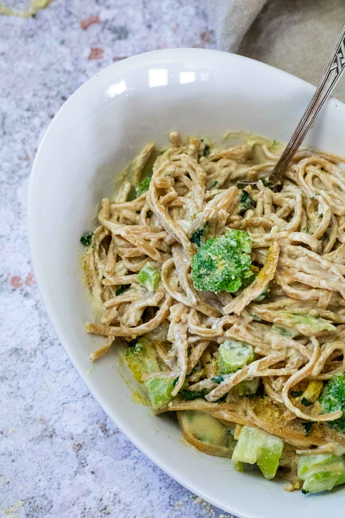 Cremige vegane Pasta mit veganer Alfredo Sauce und Brokkoli