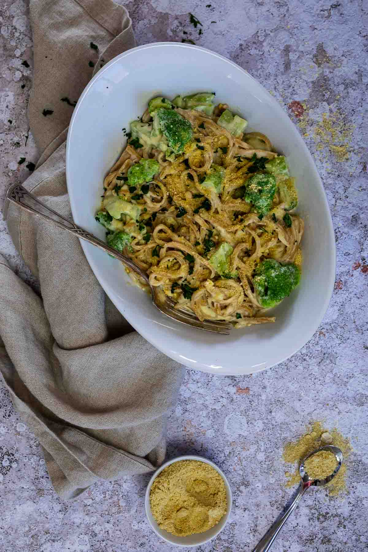 Vogelansicht einer Schüssel mit veganen Alfredo-Nudeln mit Brokkoli