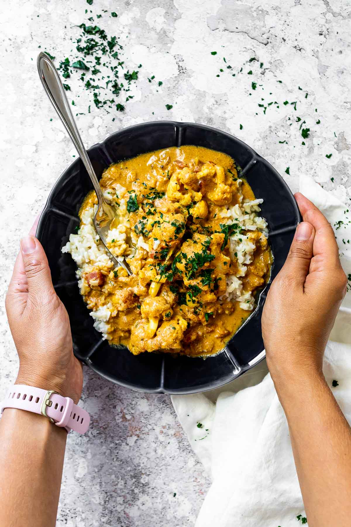 Halten Sie eine Schüssel mit veganem Butterhuhn.