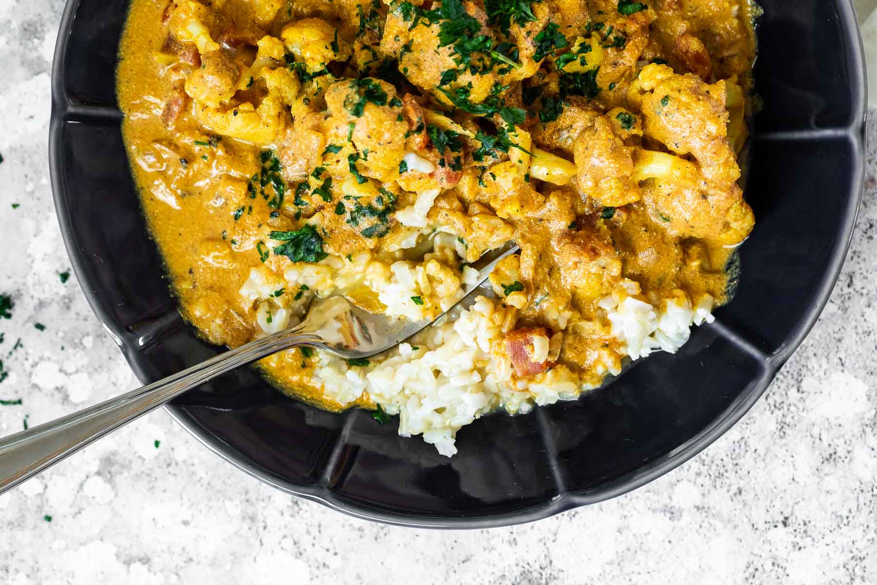 Schließen Sie oben von einer Schüssel mit veganem Butterhuhn mit Blumenkohl