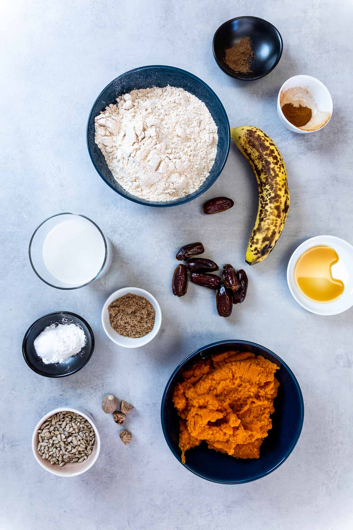 Zutatenaufnahme des veganen Kürbisbrotes mit Kürbispüree, Banane, Mehl, Datteln, Samen