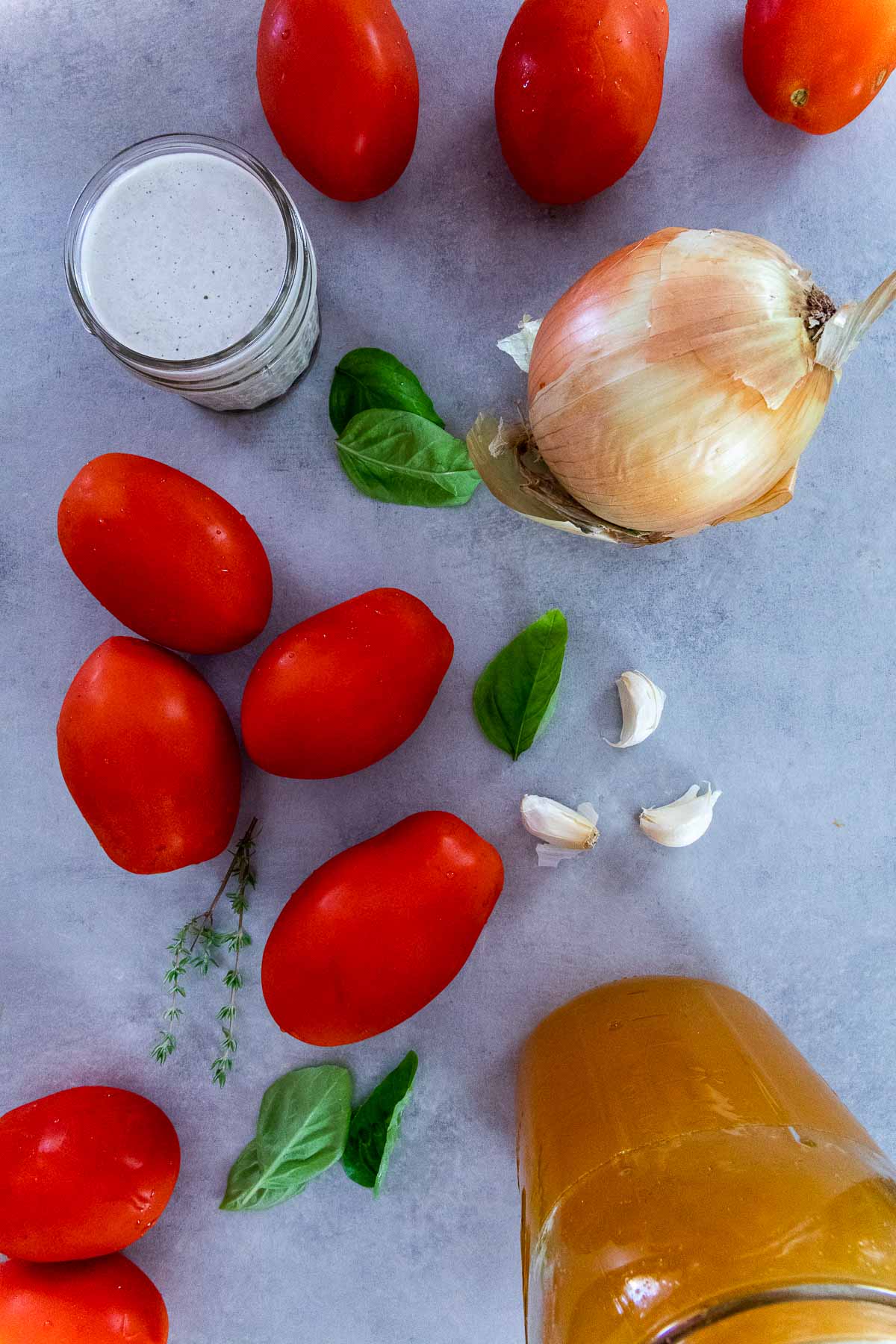 Zutatenaufnahme der veganen Tomatensuppe mit Tomaten, Sonnenblumencreme, Zwiebeln, Gemüsebrühe