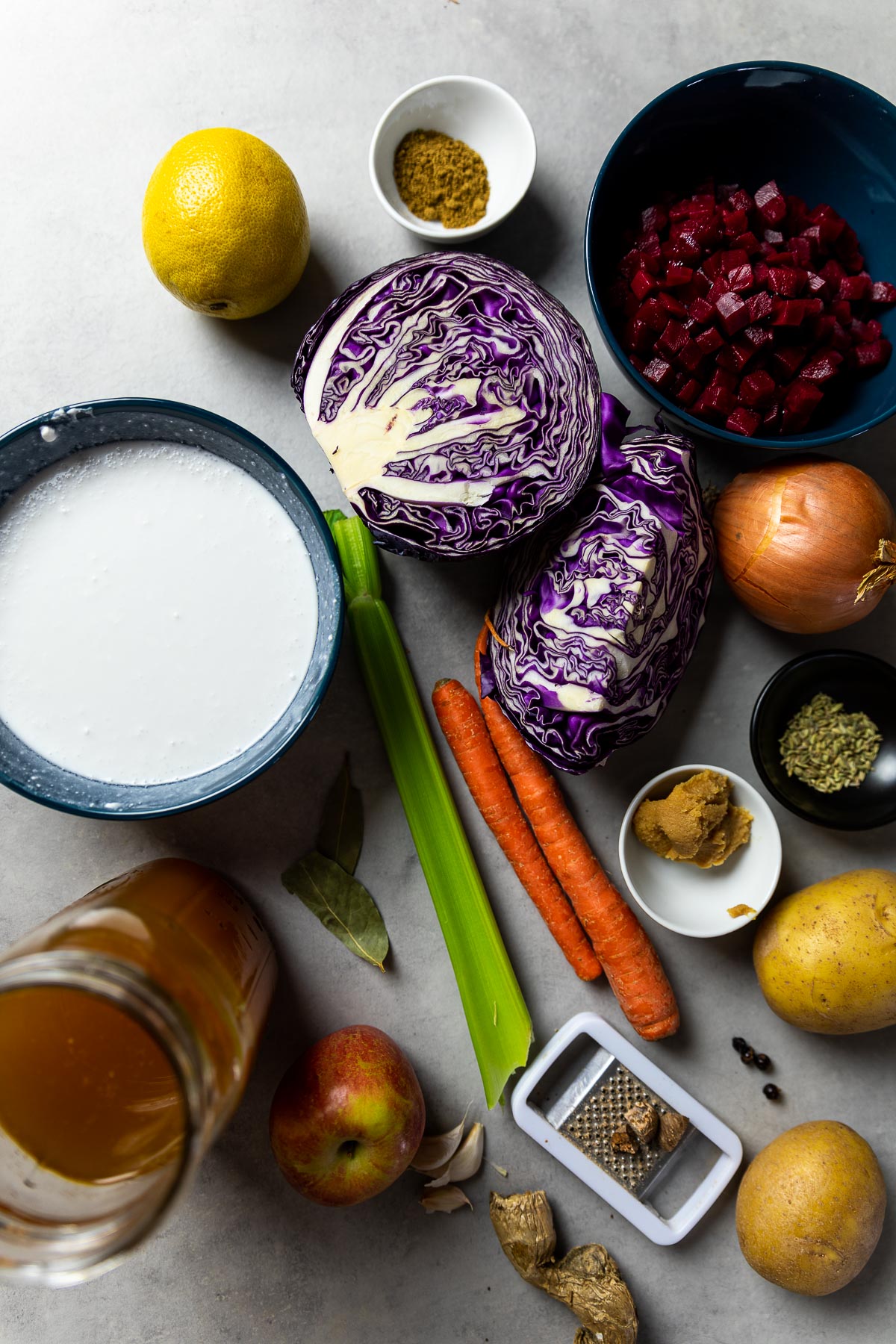 Zutatenschuss für eine vegane Rotkohlsuppe