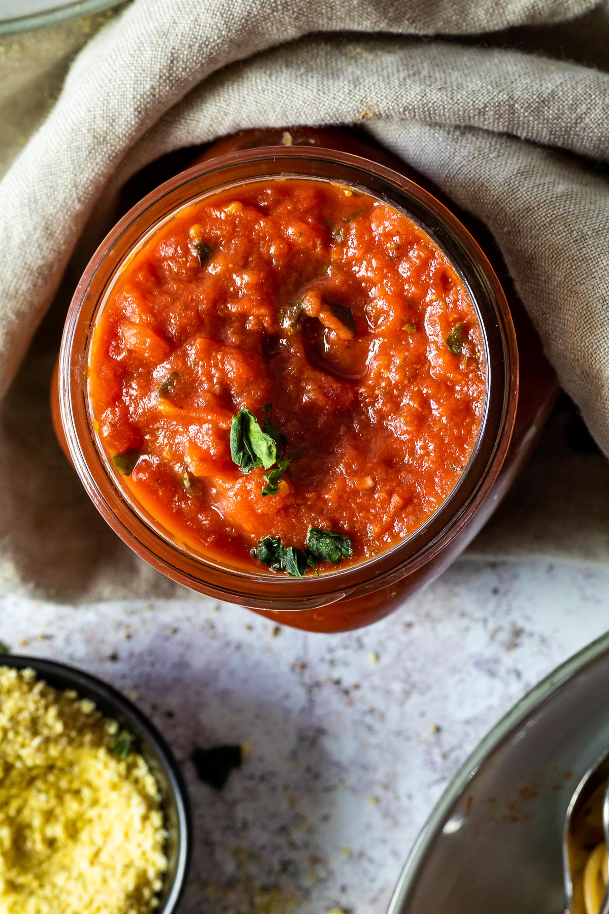 Nahaufnahme oben von einem Marinara-Soßenglas