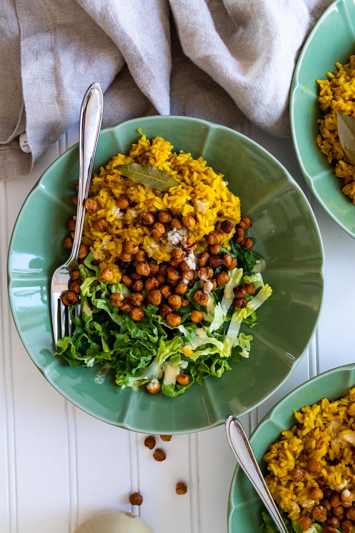 Nahaufnahme von oben von einer Kurkuma-Reisschale mit Salat und Kichererbsen