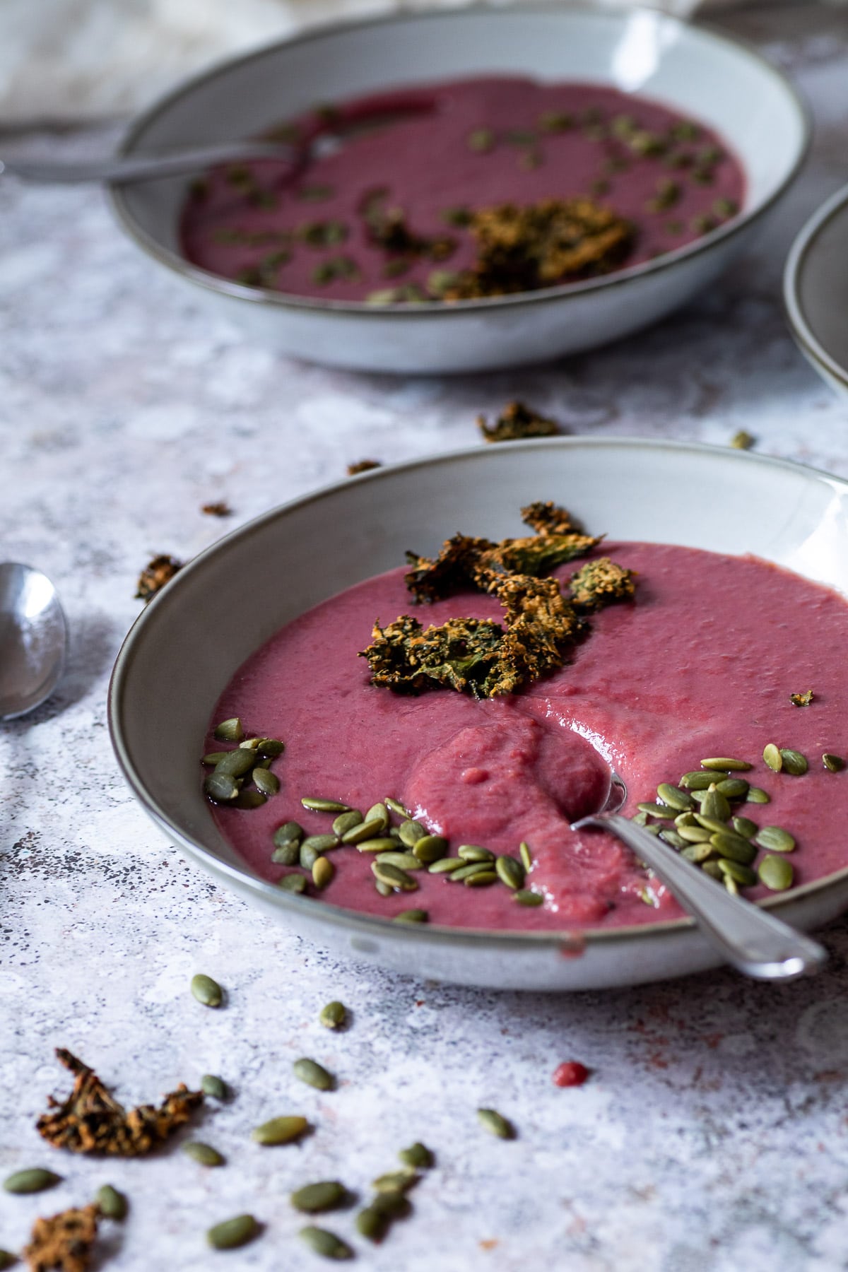 Vegane Rotkohlsuppe in einer Schüssel vor einer Schüssel.