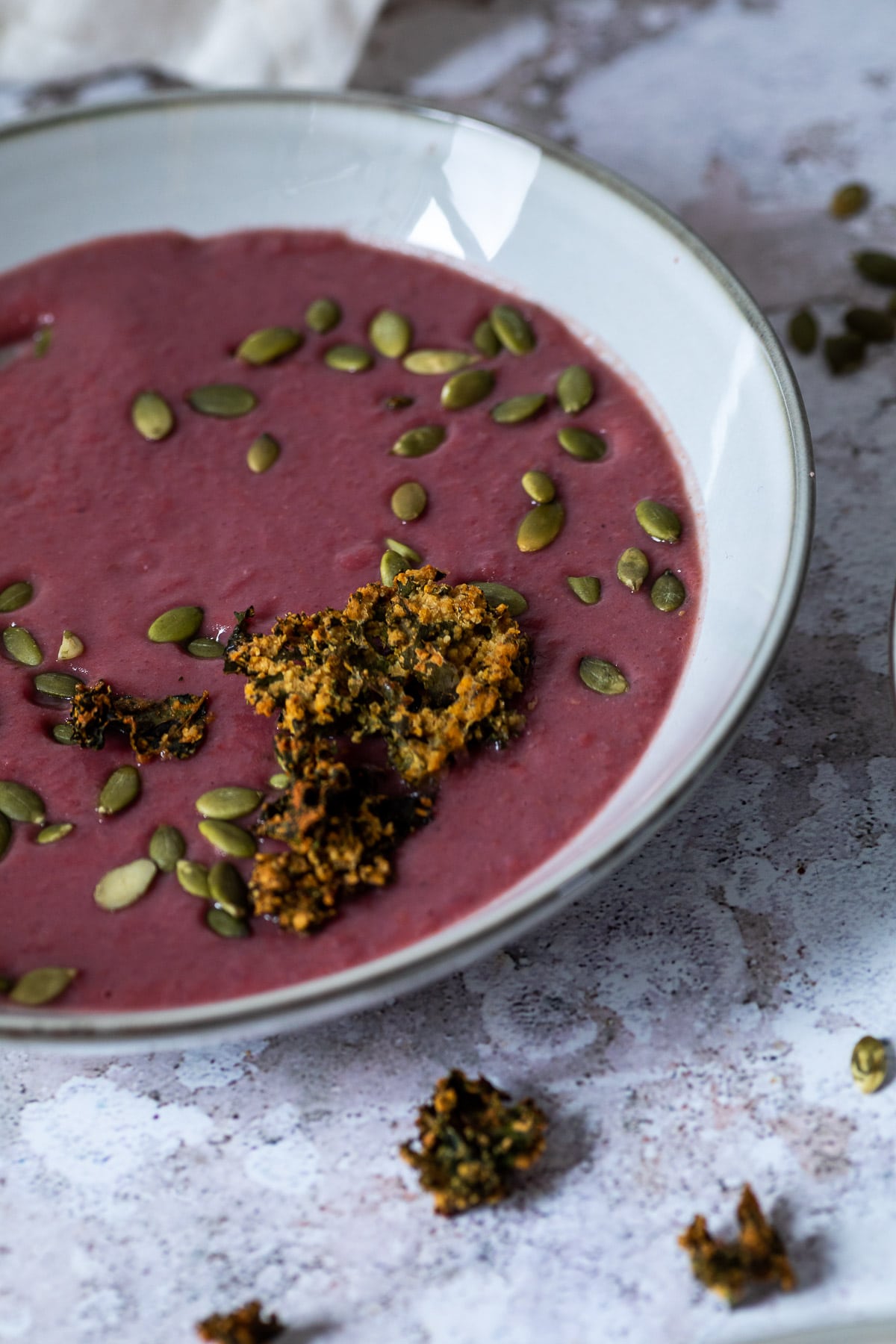 Veganes ungarisches Gulasch serviert mit Kartoffelknödeln und sautiertem Rotkohl und ungarischem Gulasch in einer gusseisernen Pfanne.