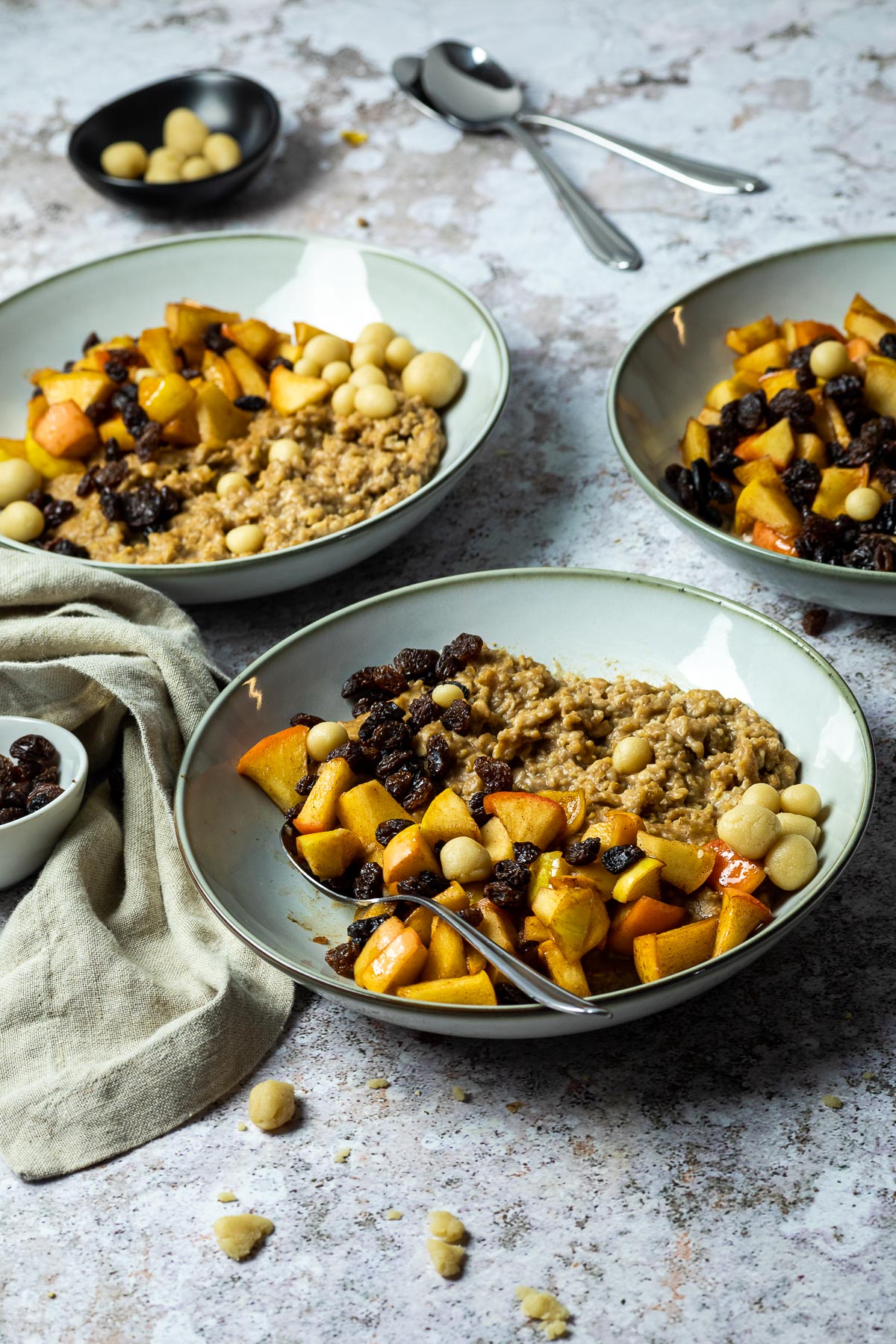 3 Schüsseln Haferflockenfrühstück mit Bratapfel und Marzipan.