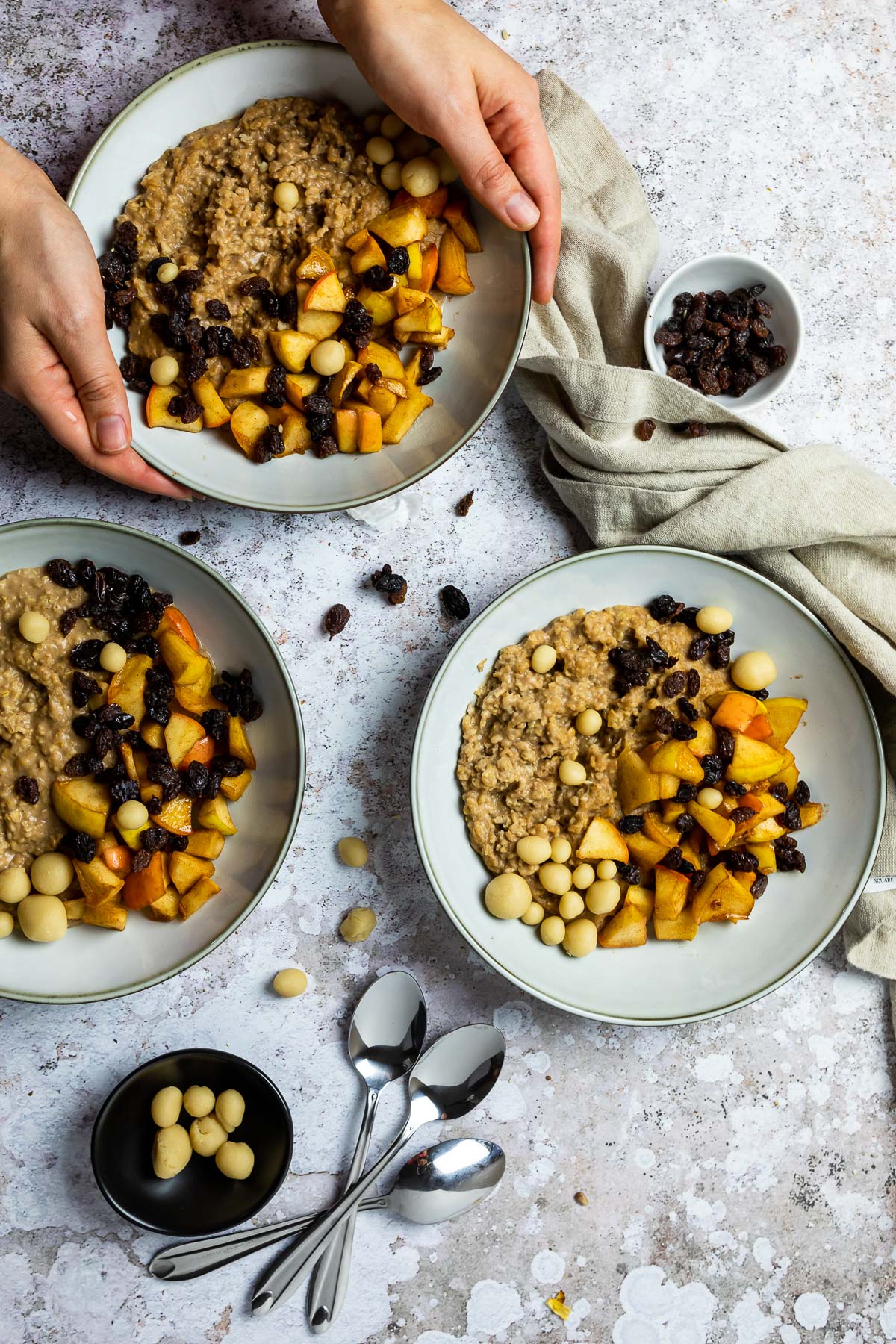 3 Frühstücksschalen mit veganem Haferflocken-Bratapfel und zuckerfreiem Marzipan