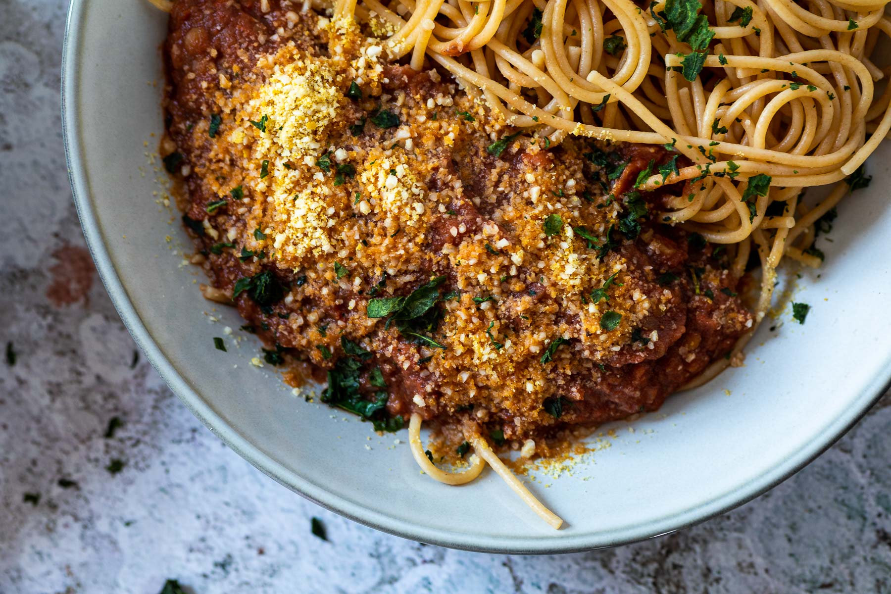 Nahaufnahme einer halben Schüssel mit Spaghetti und Bolognese-Sauce