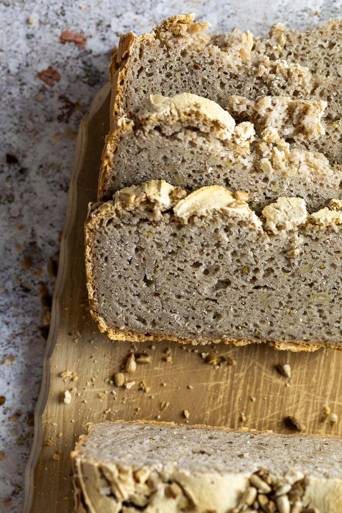 Nahaufnahme der glutenfreien Buchweizenbrotscheiben