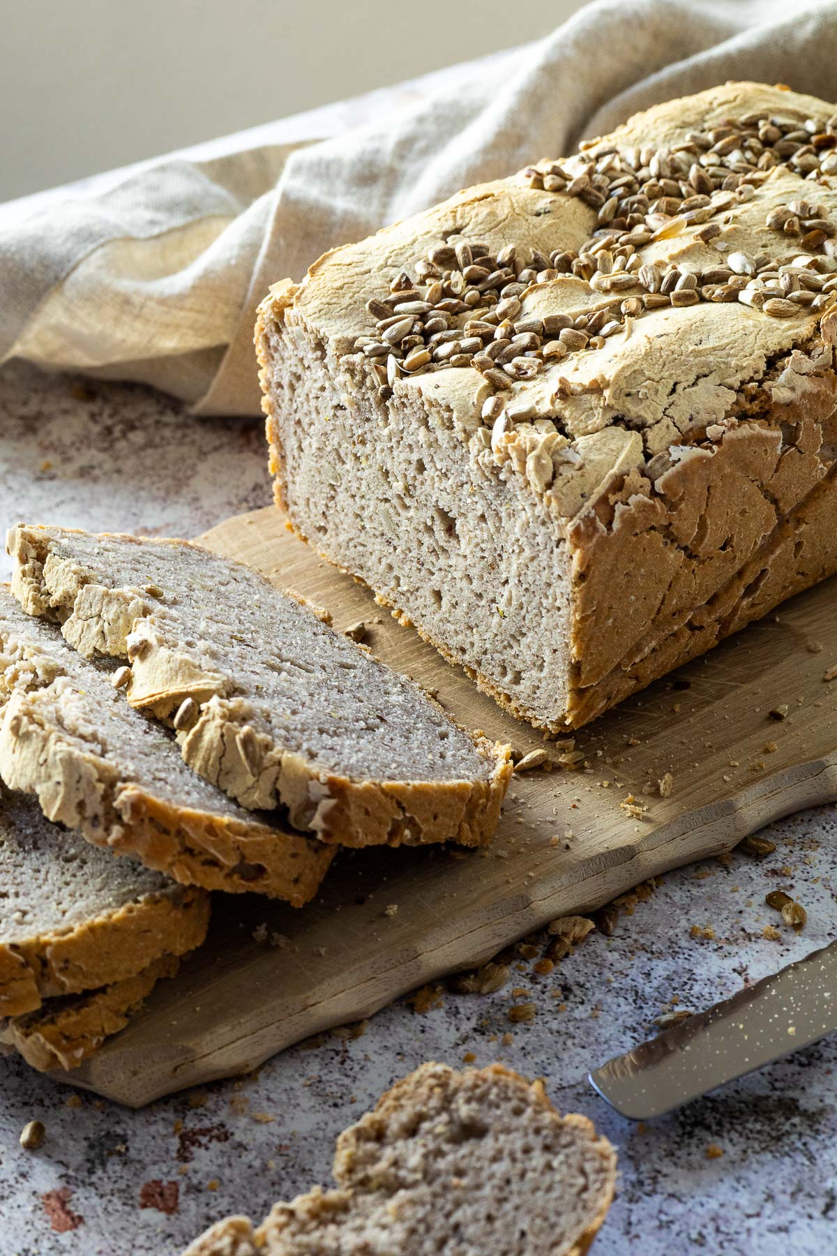 Glutenfreies Buchweizenbrot mit einigen Scheiben vorne