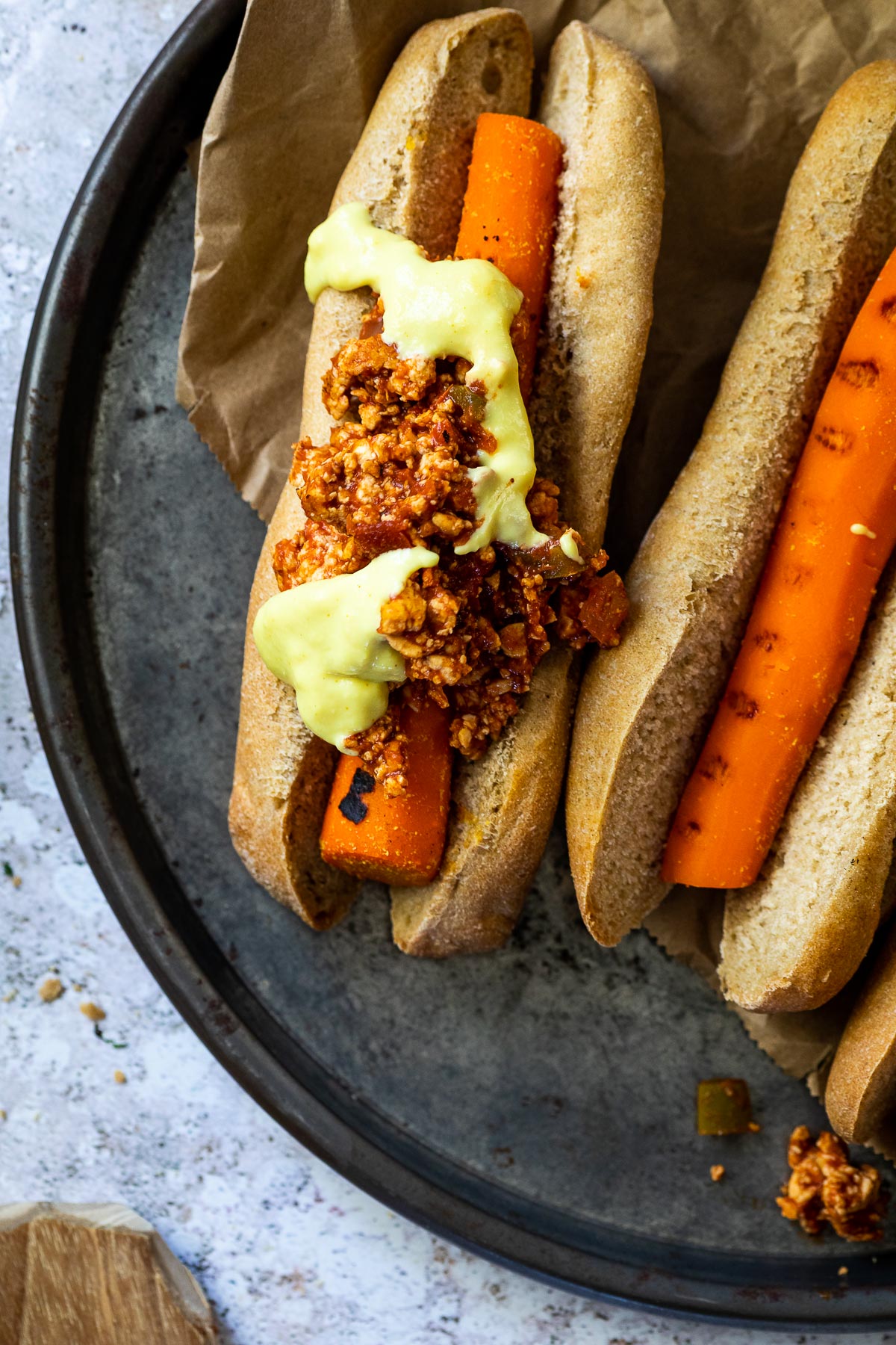 Nahaufnahme eines veganen Chili-Käse-Hot-Dogs