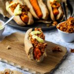 Ein veganer Chili Cheese Dog mit einem fehlenden Biss