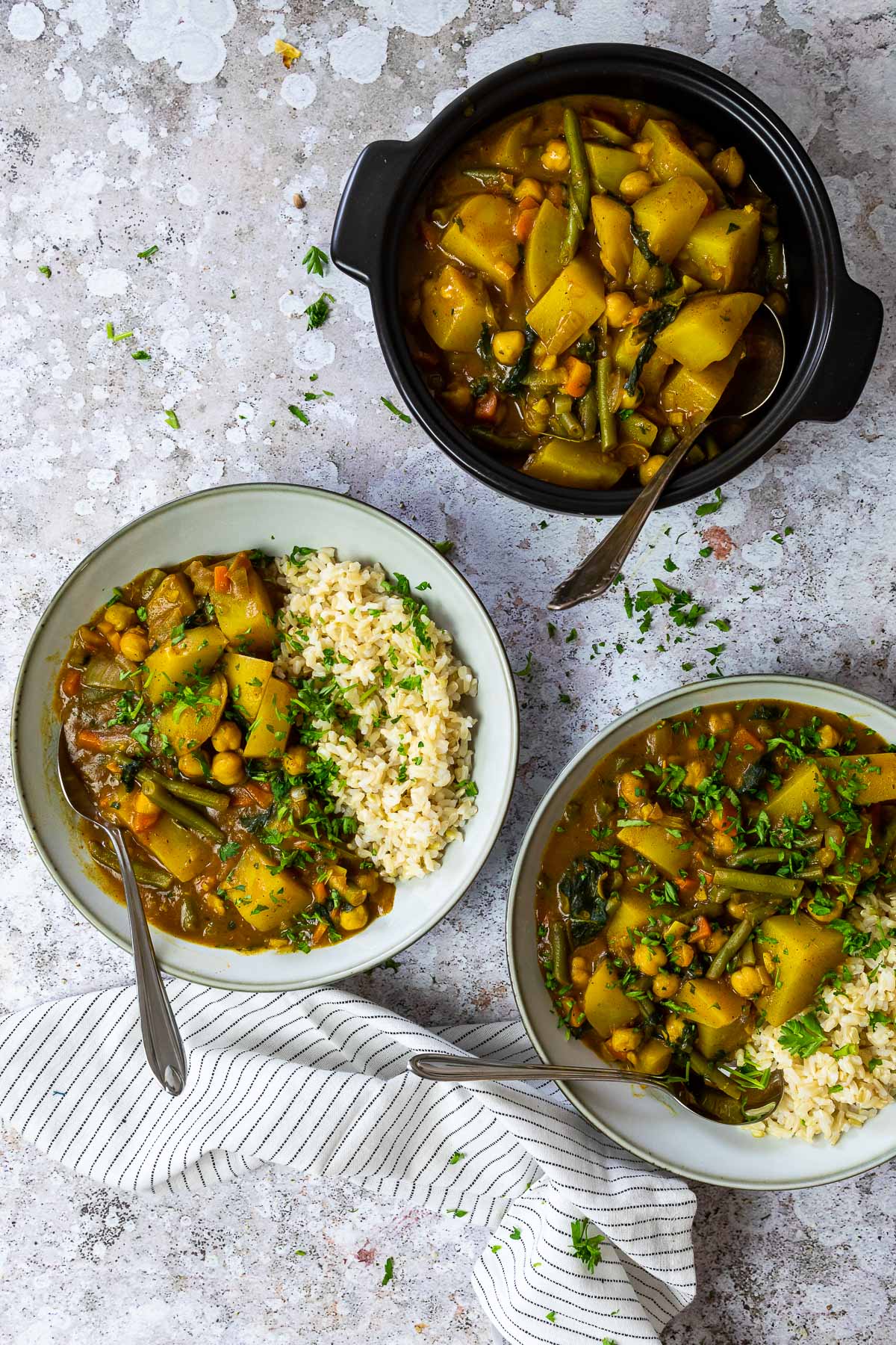 2 Teller und 1 Topf mit Kartoffelcurry