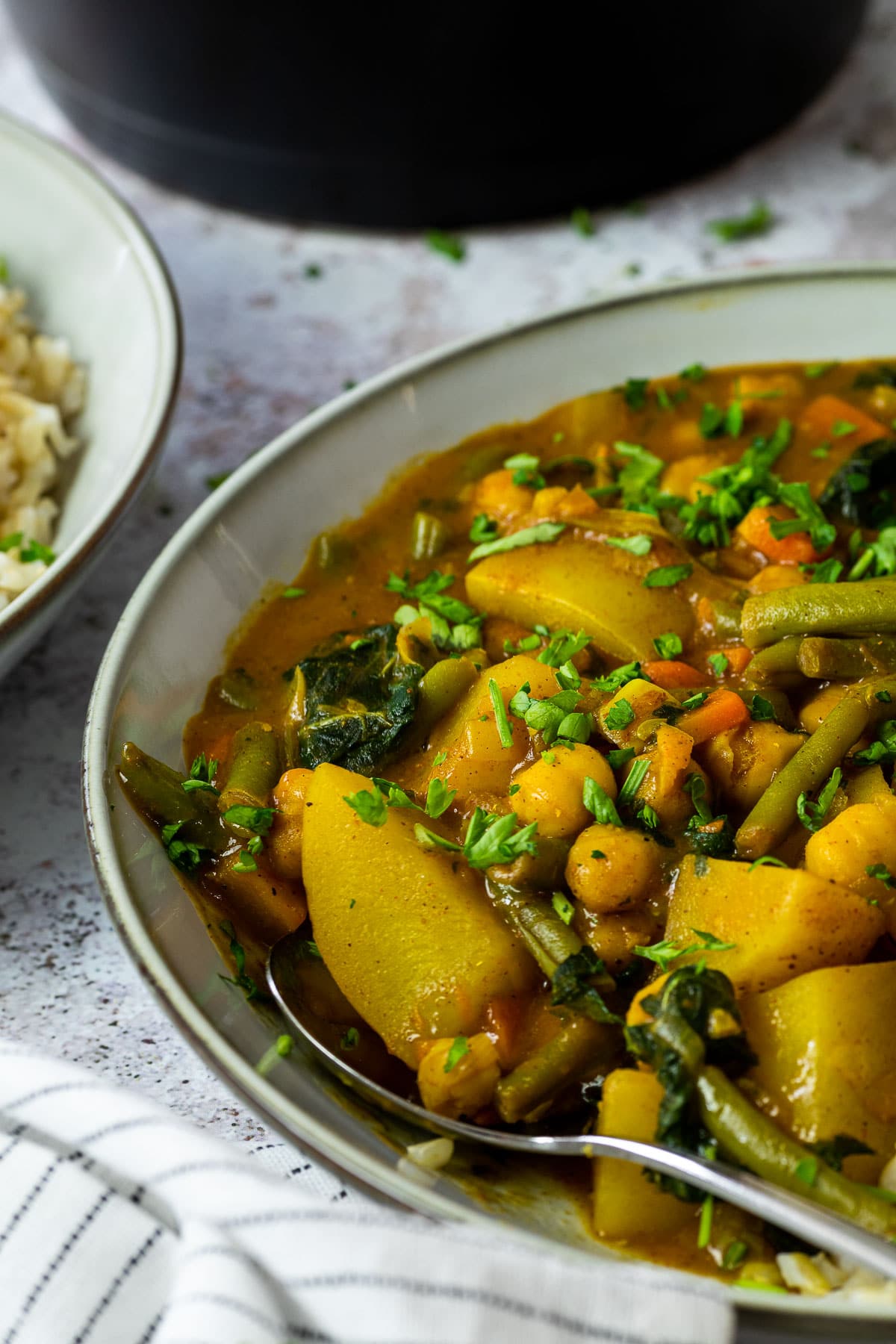 Nahaufnahme vom Kartoffelcurry in einer Schüssel