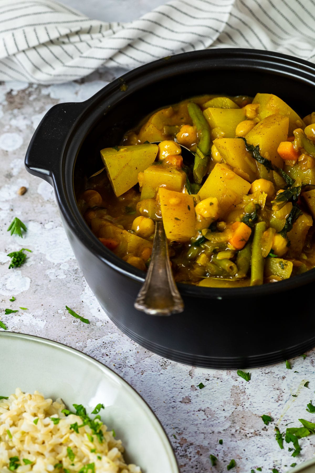 1 Topf mit Kartoffelcurry gefüllt