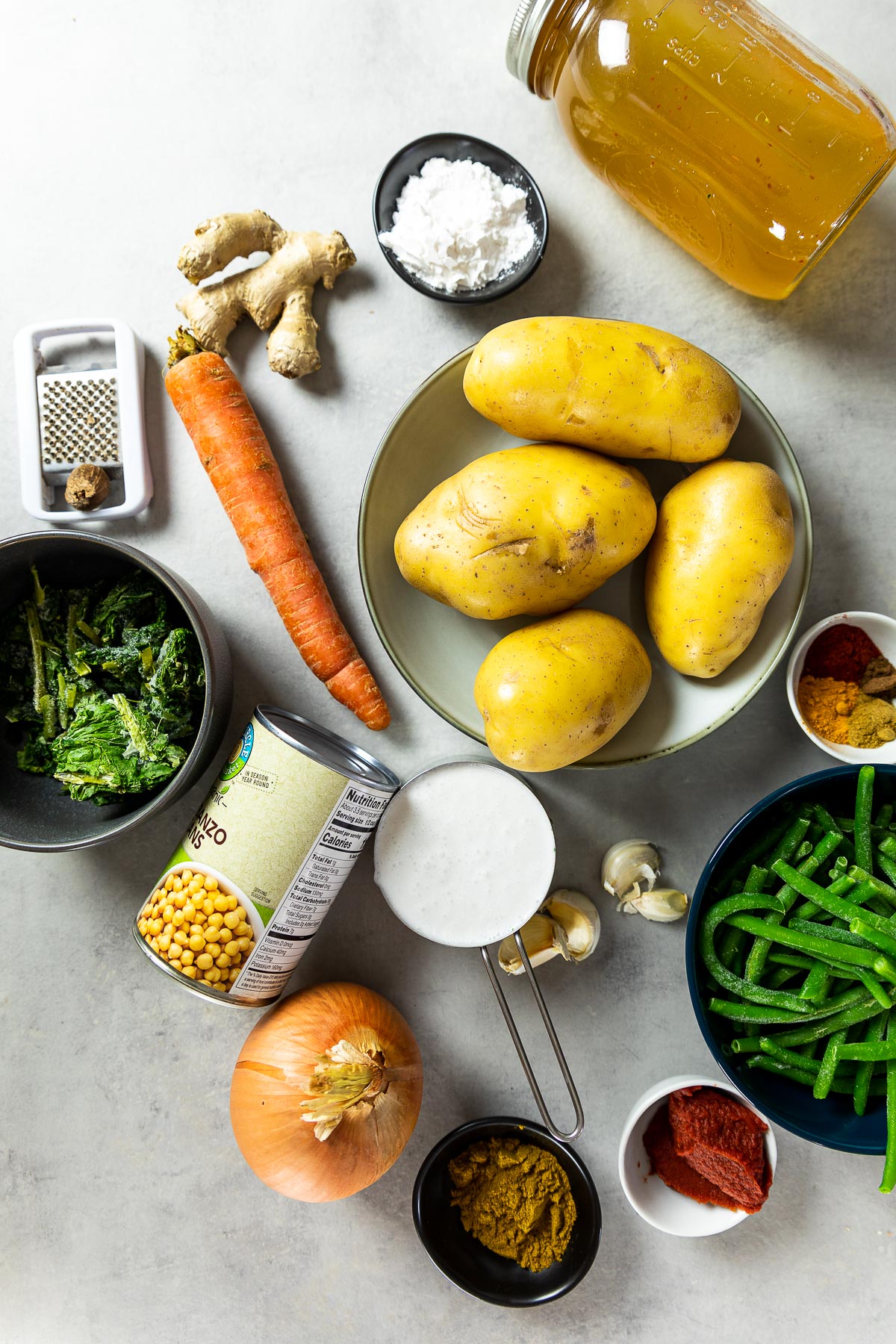 Zutatenaufnahme von veganem Kartoffelcurry