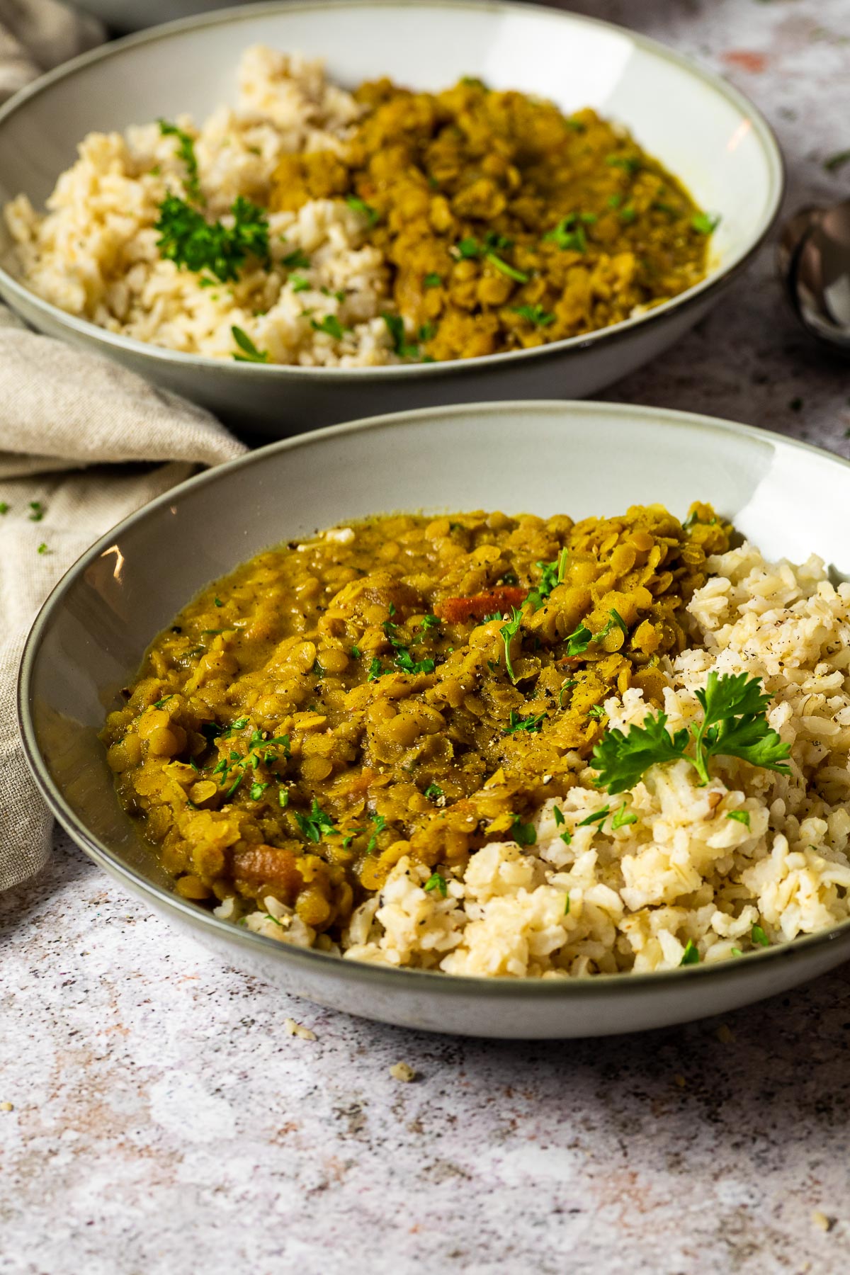 Schüssel vegane rote Linse Dal im Fokus