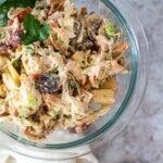 Hühnersalat Schüssel im Focus und Rest verschwommen