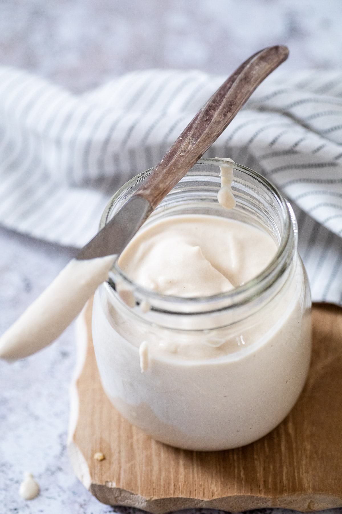 Nahaufnahme der veganen Mayonnaise in einem Glas