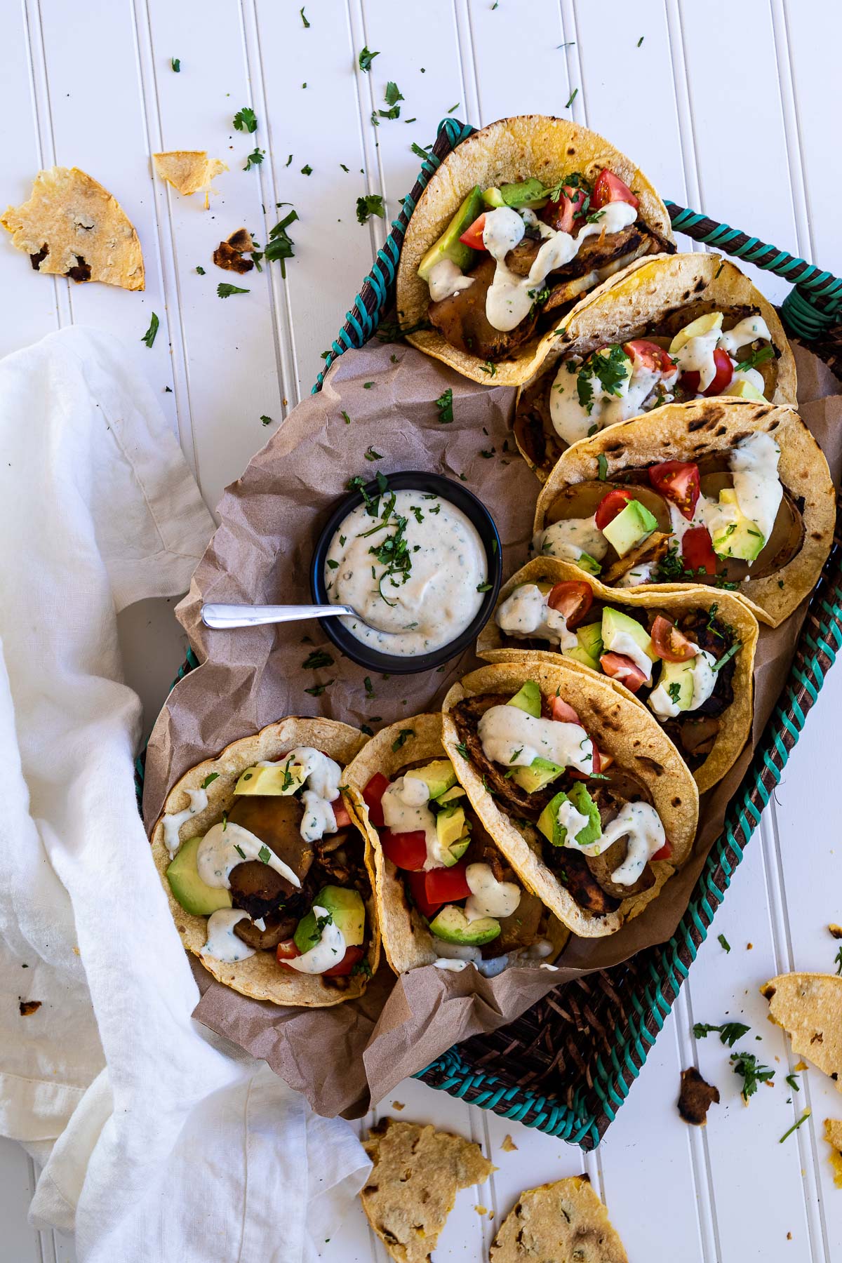 Vegane Kartoffel Tacos serviert auf einem Tablet