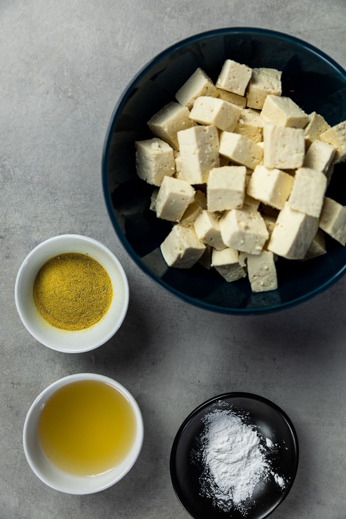 Zutaten Aufnahme: gewürfelter Tofu, vegane Hühnerbrühepulver, Aquafaba, Maisstärke