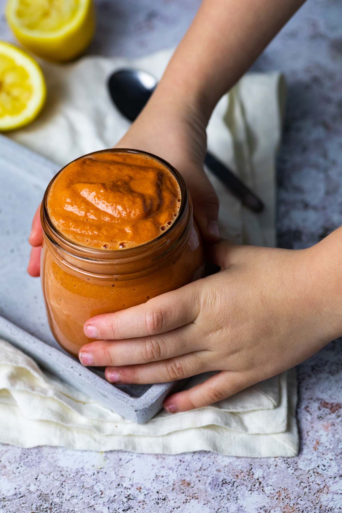 Halten eines Glas gefüllt mit veganem French Dressing