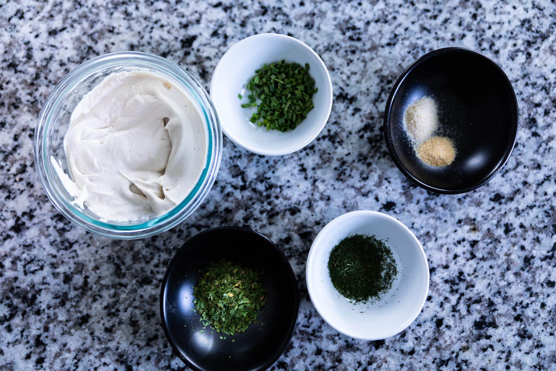 Zutaten für den Kräuter-Frischkäse: veganer Frischkäse, Schnittlauch, Petersilie, Dill, Knoblauchpulver, Zwiebelpulver